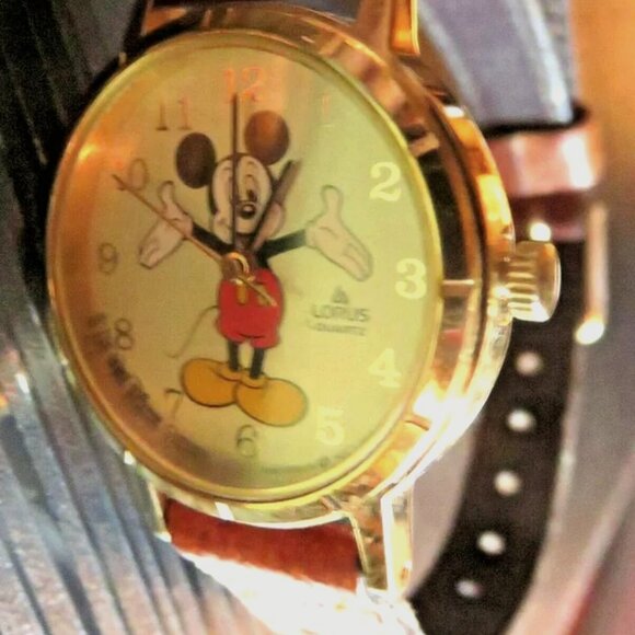 Vintage 80's LORUS WALT DISNEY MICKEY MOUSE WATCH Quartz Leather Band Unisex - Picture 3 of 4